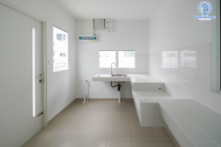 บ้านเดี่ยวมือสอง นนทบุรี ม.พฤกษ์ลดา ราชพฤกษ์-345 เนื้อที่กว้างขวางมากถึง 53.40 ตร.ว. ฟังก์ชัน 3 ห้องนอน 3 ห้องน้ำ ที่จอดรถ 2 คัน บ้านสภาพใหม่เอี่ยม พร้อมเข้าอยู่ ตั้งบนทำเลเดินทางสะดวก ใกล้รถไฟฟ้าสายสีม่วง "สถานีคลองบางไผ่" และจุดขึ้นทางด่วน "ศรีรัช(แจ้งวัฒนะ)"